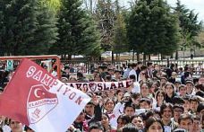 Takım kaptanına sarılmak için gözyaşı döken öğrenciye anlamlı jest