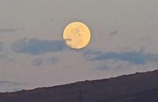 Van’da görsel şölen: "Pembe Dolunay" Erek Dağı’ndan yükseldi