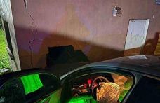 Yağışlı havada kontrolden çıkan otomobil depo duvarına çarptı