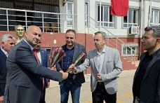 Hassalı muhtarlardan öğretmenlere çiçekli teşekkür