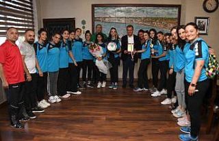 2. Lige çıkan Büyükşehir Hentbol kursiyerleri,...