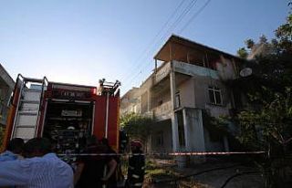3 katlı binada çıkan yangında evde mahsur kalan...