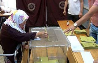 71 yaşındaki kadın oy kullanmaya yürüteç ile...