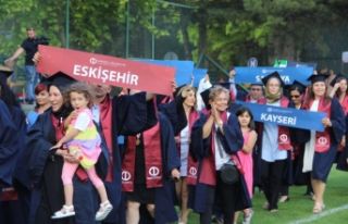 Açıköğretim öğrencileri mezuniyet sevinci yaşadı