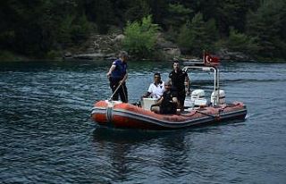 Adana’da serinlemek için göle giren genç kayboldu