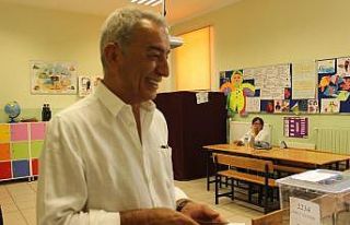 Adnan Polat sandık görevlilerini güldürdü