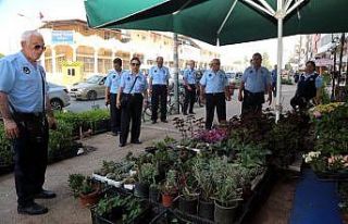 Akdeniz zabıtası, kaldırım işgallerine karşı...