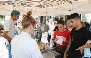 Annesi için lokma döktürdü