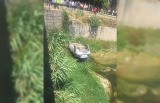 Antalya’da kontrolden çıkan otomobil dereye uçtu:...