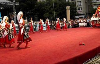 Ayakkabısı çıkan Makedon folklorcu oyunu bırakmadı