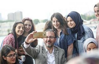 Bakan Kasapoğlu, üniversite öğrencileriyle Boğaz...