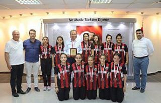 Başkan Akın, Türkiye dördüncüsü hentbolcuları...