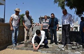 Başkan Özcan işçilerle parke taşı döşedi