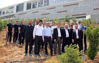 Başkent’te AVM çalışanlarından ağaç dikim...