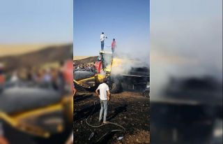 Biçerdöver yandı, 50 dönümlük ekili arazi kül...