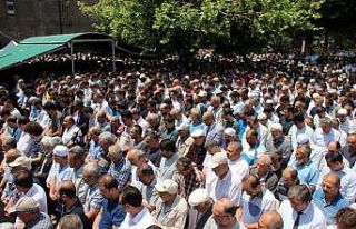 Binlerce kişi Mursi için gıyabi namazında saf...