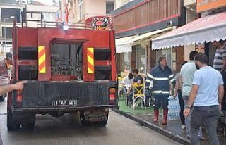 Bir anda dumanlar çıkan fritözü itfaiye ekipleri...
