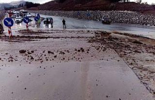 Burdur’da sağanak etkili oldu, köy yolları sular...