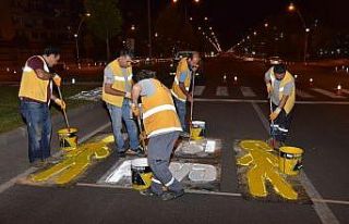 Caddelere iki dilli ’Önce Yaya’ görselleri çizildi