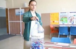 Çeşmeli öğrenciler ’tasarruflarıyla’ büyüklerine...