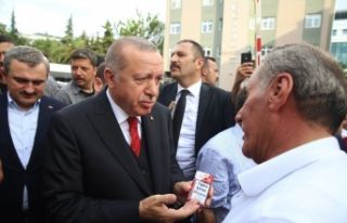 Cumhurbaşkanı Erdoğan, bir vatandaşın paketini...