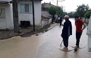 D-650 karayolunda su baskını nedeniyle sürücüler...