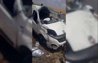 Diyarbakır’da hafif ticari araç refüje çarptı:...