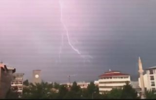 Düşen yıldırım evi kül etti