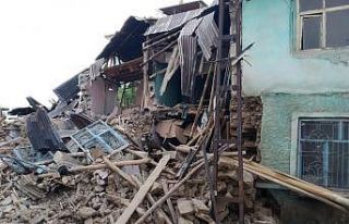 Elazığ’daki şiddetli yağış 2 kerpiç evi yıktı