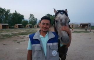 Evcilleştirdiği Yılkı Atı İle Arkadaş Oldu