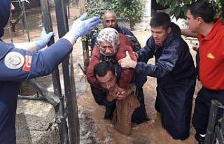 Evinde mahsur kalan yaşlı kadını itfaiye eri sırtında...