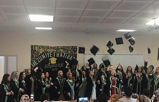 Fakültenin ilk mezunları kadın öğrenciler oldu