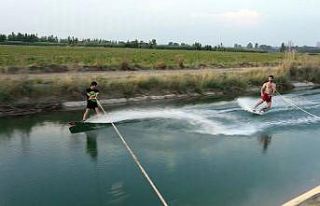 Fenomen gençler düşe kalka sörf yaptı