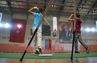 Golfçüler halı ve fileyle şampiyonaya hazırlanıyorlar