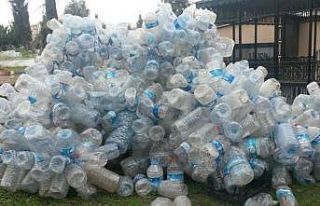 Güneş altında beklemiş damacana ve pet şişeden...