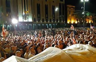 Gürcistan’da parlamento binası önünde büyük...