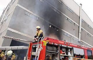 Hadımköy’de bir plastik fabrikası alev alev yandı