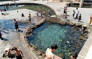 Hafta sonunu fırsat bilen çocuklar, Anzele suyuna...