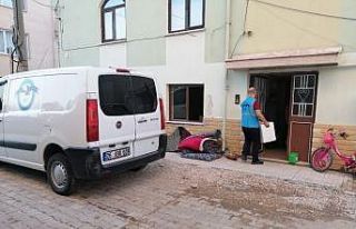 Havacılar, evini su basan ailenin yardımına koştu