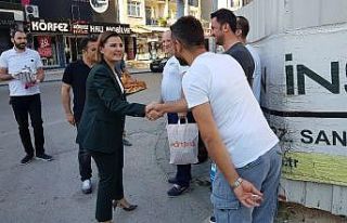 Hürriyet’ten duraklarda bekleyenlere çay poğaça