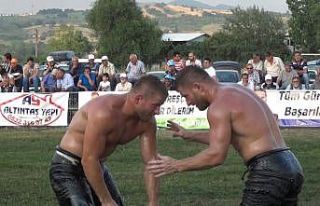 İkiz güreşçiler başpehlivanlık için el bağladı