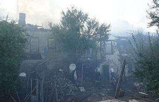 Isparta’da ahşap evler cayır cayır yandı