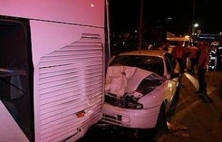 İzmir’de kontrolden çıkan otomobil otobüse çarptı:...