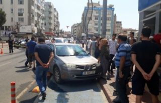 İzmir’de otomobil yayaya çarptı, kadın ağır...