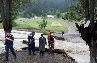 Jandarma dere yatağında mahsur kalan 7 kişiyi kurtardı