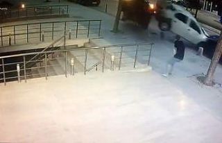 Kaldırıma uçan aracın yayaları teğet geçtiği...