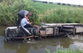 Kamyon sulama kanalına uçtu 2 yaralı