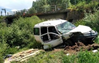 Kamyonet köprüden uçtu: 2 yaralı