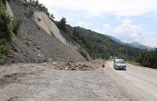 Kastamonu’da sahil yolu sürücüleri korkutuyor
