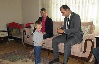 Kaymakam Güven ilçe halkını evinde ziyaret ediyor